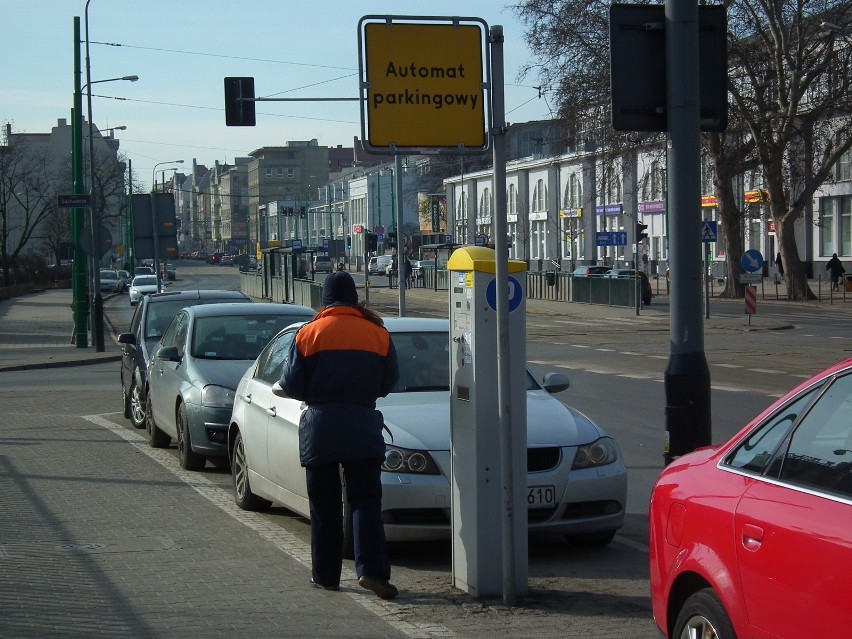 W strefie płatnego parkowania w Poznaniu zapłacić można...