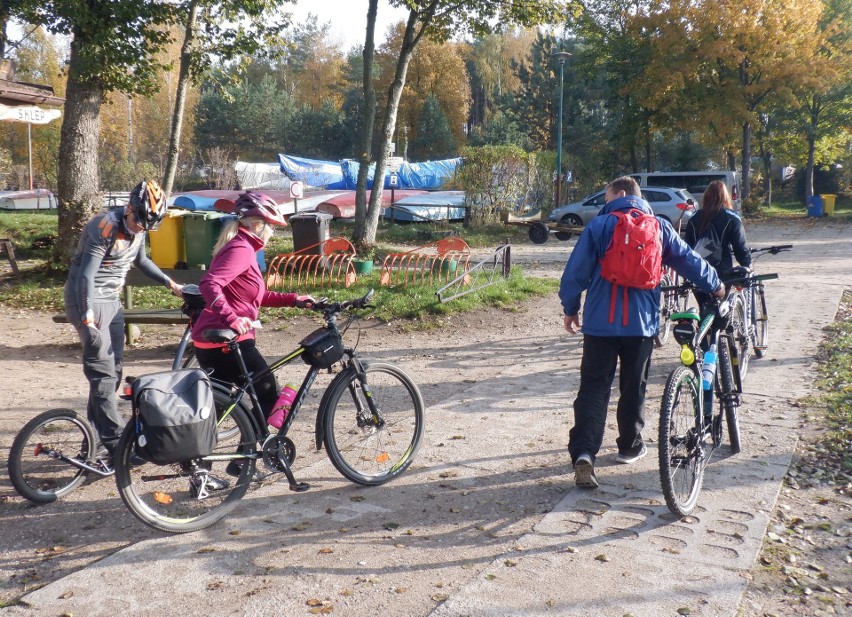 Na rowerach i hulajnodze wokół wielkiego jeziora Wdzydze