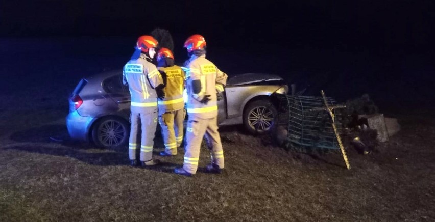Wypadek w Zamościu, 23.02.2024 kierowca bmw uderzył w przydrożny krzyż