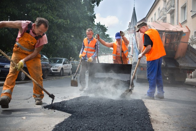 Wczoraj ku radości kierowców drogowcy na zlecenie ZIM w końcu zaczęli łatać dziury na ulicy Piekiełko. Choć sami mówili, że to bez sensu, bo tam trzeba zrobić kompleksowy remont, a tak, zimą droga znowu będzie dziurawa.