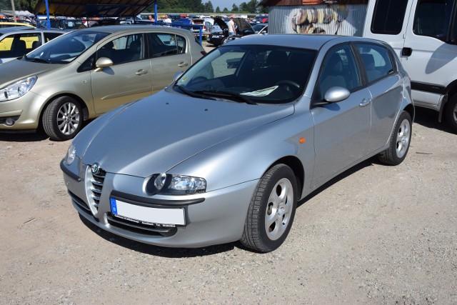 1. Alfa Romeo 147. Silnik 1,9 diesel, rok produkcji 2004, cena 10500 zł.