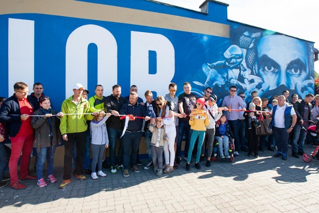 W niedzielę o 15.00 na stadionie przy ul. Sportowej turniej "Asy dla Tomasza Golloba", a w sobotę w południe na bydgoskim Miedzyniu symbolicznie odsłonięto mural z wizerunkiem Tomasza Golloba, wychowanka Polonii Bydgoszcz.Malowidło ścienne powstało na przy ul. Nakielskiej 211. Autorem projektu i wykonawcą jest Bartek Bujanowski, artysta streetartowy. Mural powstał na podstawie fotografii Tomka Golloba autorstwa Jarosława Pabijana.Pomysłodawcą muralu jest Marcin Stawluk, kierownik drużyny Polonii Bydgoszcz. Pieniądze na realizację - 13.700 zł - zostały zebrane w publicznej zbiórce. Nadwyżka wpłat (kilka tysięcy złotych) została przekazana na dalszą rehabilitację kontuzjowanego żużlowca. ZOBACZ CEREMONIĘ NA NAKIELSKIEJ I MURAL >>>>>