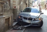 Rozbił samochód na kamienicy w Lesznie. Kosztowne „popisy” kierowcy BMW