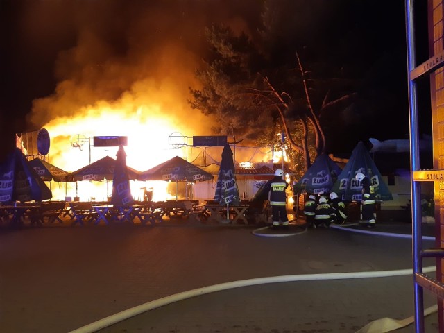 Sześć strażackich zastępów gasiło pożar, który w nocy z czwartku na piątek wybuchł w Pieczyskach. Spaliła się smażalnia ryb przy ulicy Warszawskiej. Na szczęście nikomu nic się nie stało.