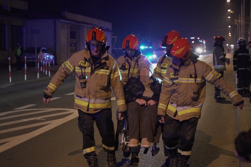 Ewakuacja budynku przy Metzgera w Jaśle. Straż pożarna wyprowadziła z bloku 44 osoby. Grozi zawaleniem. Ulica zamknięta do południa [FOTO]