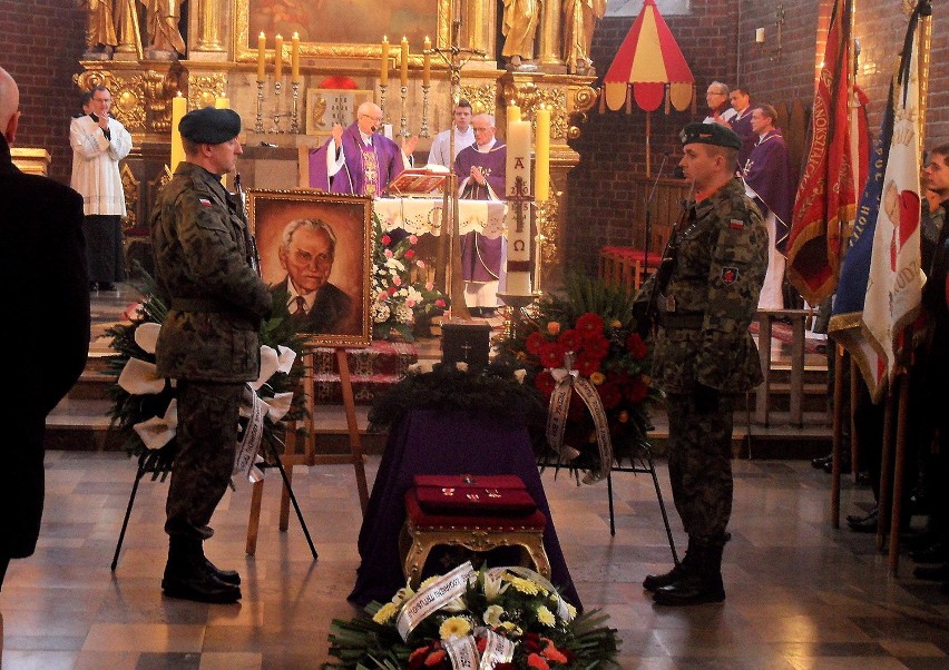 Podczas mszy św. przed pogrzebem Czesława Szachnitowskiego,...