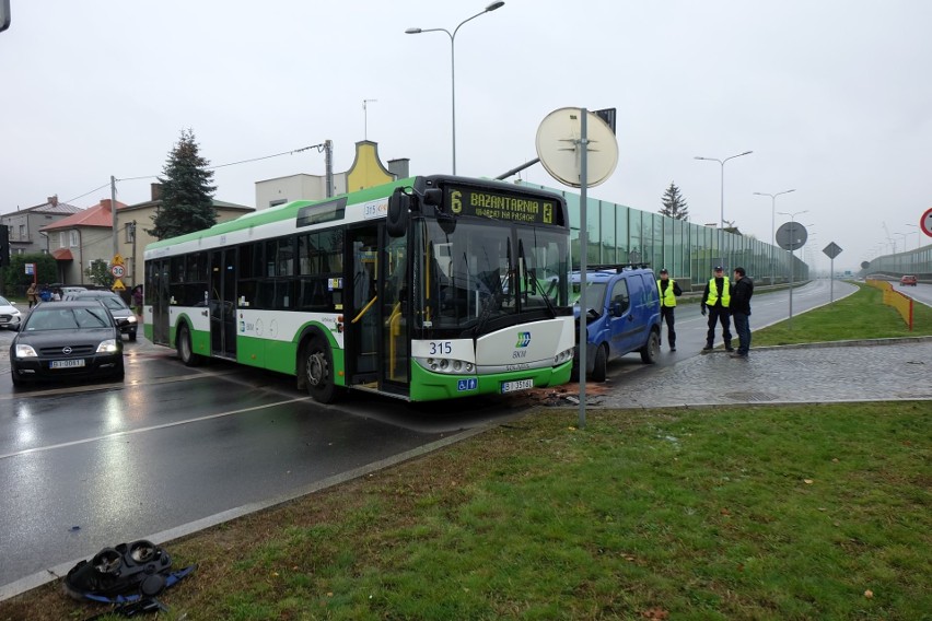 Według świadków kierowca fiata doblo jadąc ulicą Kazimierza...