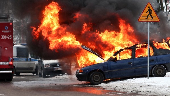 Antoniukowska: Pożar samochodu. Mąż potrącił własną żonę (zdjęcia)