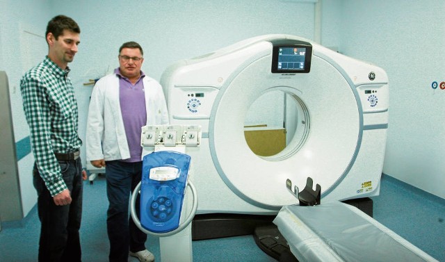 Lekarz radiolog Piotr Mikosz (z prawej) i Marek Majewski przy uruchamianym obecnie tomografie firmy General Electric. Na pierwszym planie współpracująca z nim pompa do podawania kontrastu