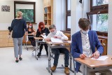 Egzamin ósmoklasisty 2021 łatwiejszy od poprzednich? Nauczyciele i uczniowie o zadaniach i ich poziomie trudności