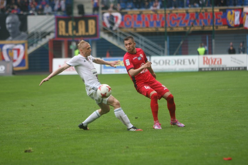 Piast Gliwice - Śląsk Wrocław 2:0. Kibice Śląska wyszli ze stadionu RELACJA + ZDJĘCIA + OPINIE