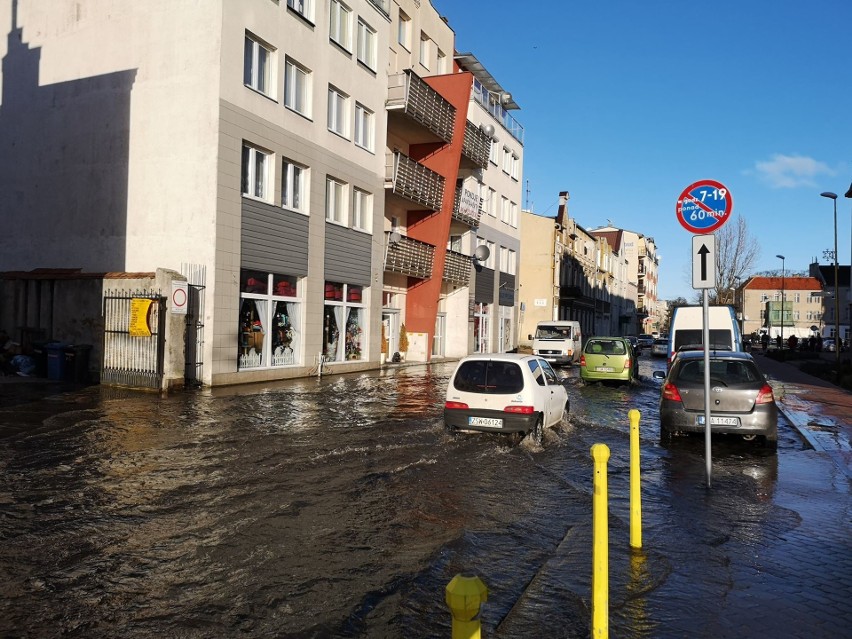 Sztorm spowodował, że ulice przy kanale portowym w Świnoujściu są zalane. Morze zabrało plażę [ZDJĘCIA]