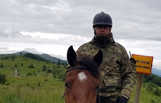 Sierż. sztab. SG Bartosz Świderski, w dniu wolnym od służby uratował kobietę z płonącego domu, a następnie pomagał w akcji gaśniczej.