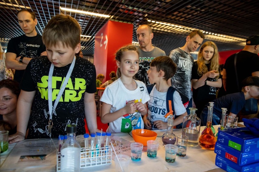 Naukowy piknik na stadionie