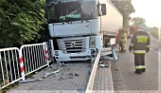 Witanowice. Samochód ciężarowy na ulicy Krakowskiej ściął przydrożne barierki