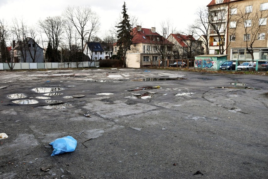 Teren przy ul. Oleskiej w Opolu, gdzie OTBS ma wybudować...