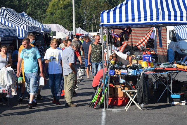 Piękna słoneczna pogoda w sobotni ranek sprawiła, że na miejskim targu w Warce było sporo handlujących i kupujących. Można było kupić wszystko, warzywa, owoce, buty, koszule, garnitury, kosiarki i już na ... zimę węgiel. Zobacz zdjęcia!