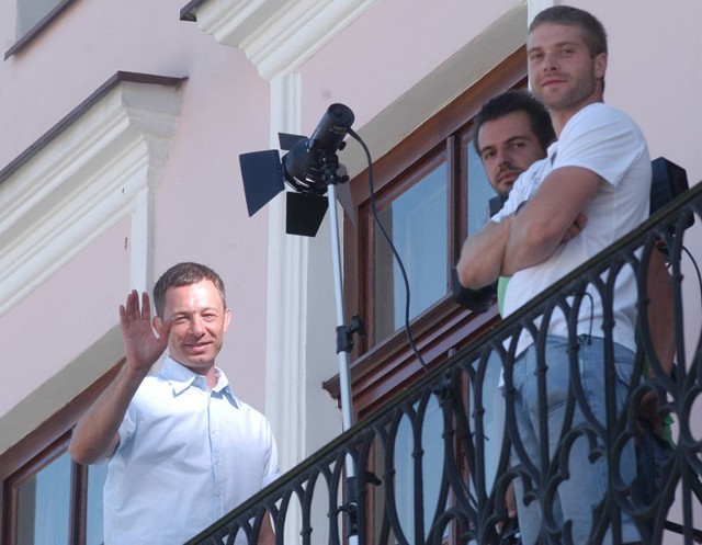Tomasz Wasilewski z ekipą na balkonie jednej z kamienic na krośnieńskim Rynku.