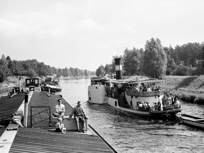 Wakacje na Opolszczyźnie w latach 60. Na zdjęciu: barki...