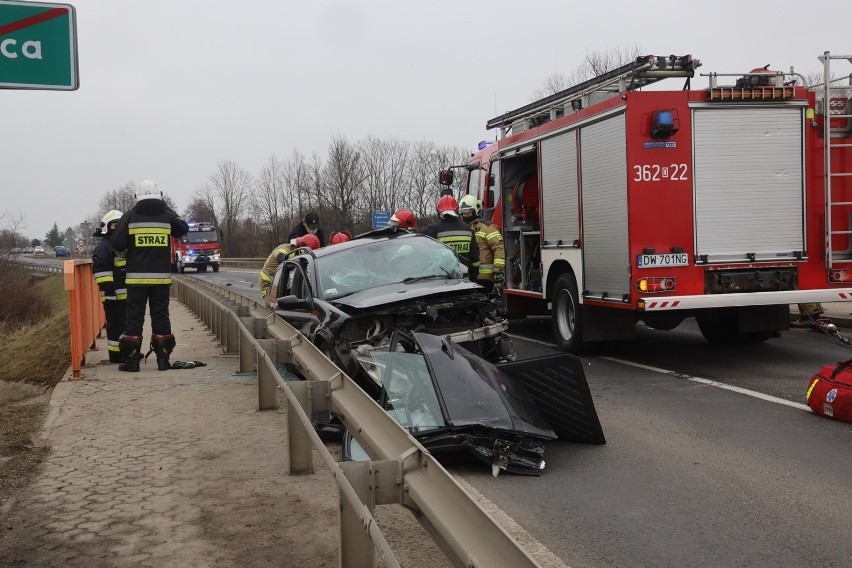 Wypadek pod Legnicą. Z auta odpadły wszystkie koła! [ZDJĘCIA]