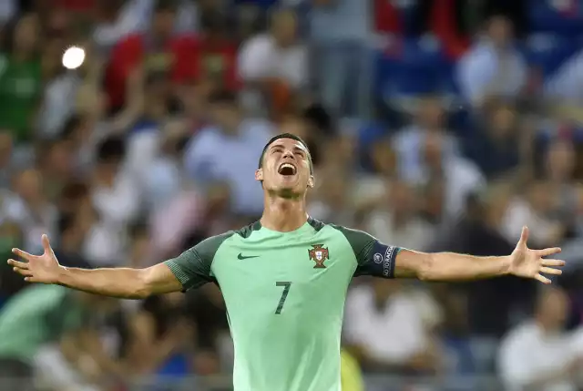 Cristiano Ronaldo cieszy się z gola strzelonego Walii