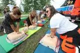 Festiwal Pierwszej Pomocy w Parku Tysiąclecia we Wrocławiu. Wrocławianie uczą się resuscytacji. Hitem zabawa w strażackiej pianie