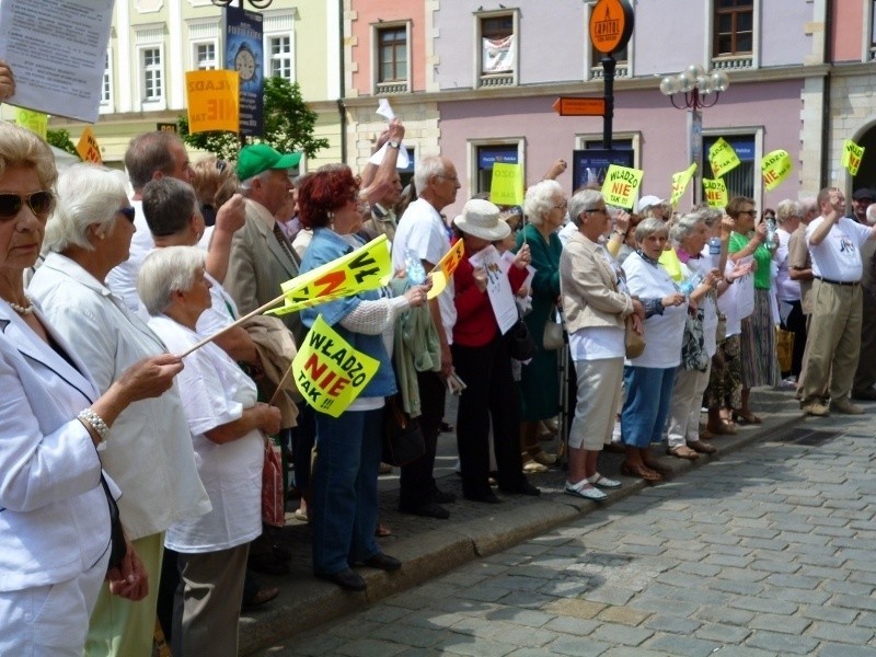 Wrocław: Protest przeciwko podwyżkom za odbiór śmieci (ZDJĘCIA)