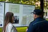 Kraków. Uszkodzono wystawę na Plantach. Gwiazda Dawida i "Hańba" [ZDJĘCIA]