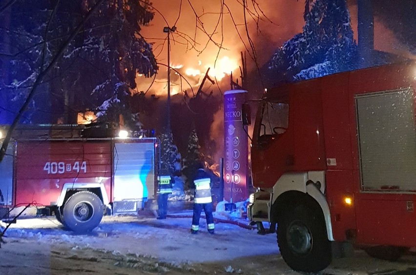 Wielki pożar hotelu Necko w Augustowie. Ogień pojawił się w nocy (zdjęcia)