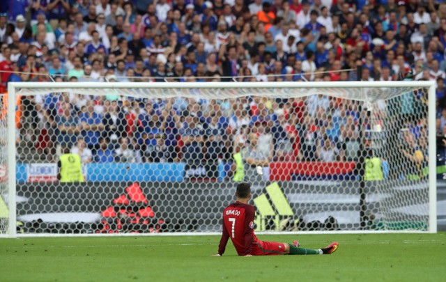 Kontuzja Ronaldo w finale Euro 2016. Piłkarz musiał opuścić boisko