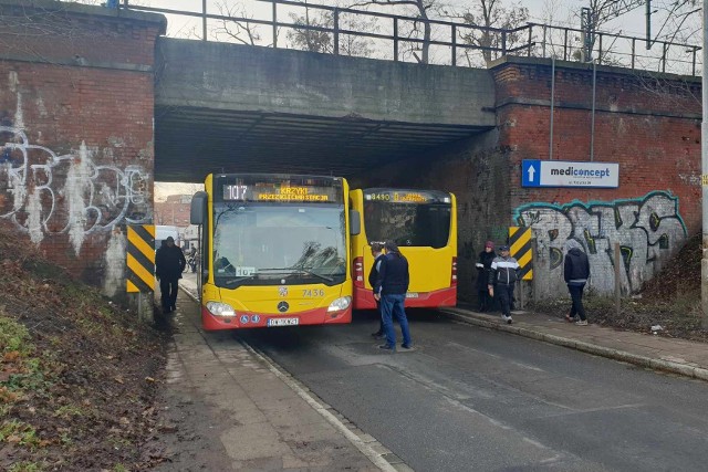 Cały ruch drogowy na początku ul. Krzyckiej (w pobliżu pętli "Krzyki") jest zablokowany od ok. godziny 13:40.