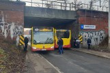 Wypadek dwóch autobusów pod wiaduktem na ul. Krzyckiej we Wrocławiu. Jezdnia jest zablokowana w obu kierunkach