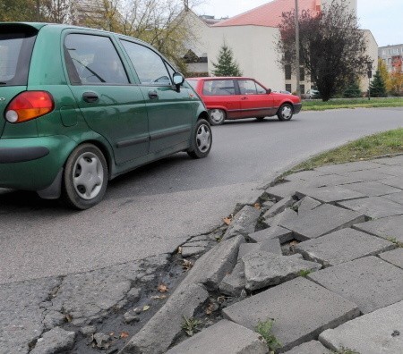 Ogromny ruch na tym skrzyżowaniu mocno zrujnował jezdnię i krawężniki obu ulic