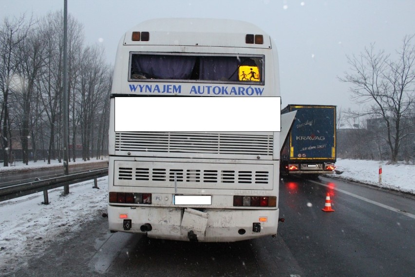 Olkusz. Tir staranował autobus szkolny. Dziewięcioro dzieci trafiło do szpitala