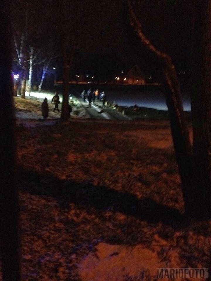 Skarbimierz-Osiedle. Pod nastolatkami załamał się lód. Trwa walka o życie 14-letniego chłopca 