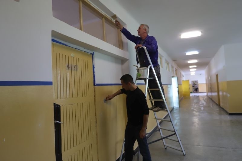 Dyrektor maluje szkolne korytarze - w łódzkim Zespole Szkół Rzemiosła 