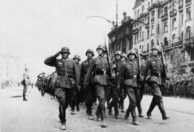 Niemieccy żołnierze po zdobyciu Warszawy w 1939 r.