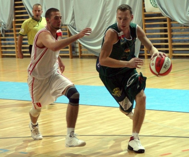 Grający przez minione dwa lata w zespole koszykarzy Siarki Tarnobrzeg Kamil Uriasz (z piłką) wraca do swego macierzystego klubu Unii Tarnów.
