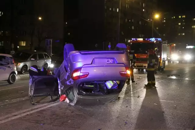 Wypadek na ul. Borowskiej przy skrzyżowaniu z Wieczystą. Citroen dachował