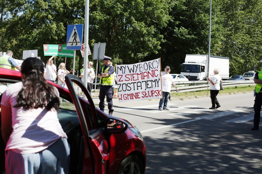 Protest mieszkańców gminy. W Redzikowie blokowano drogę 