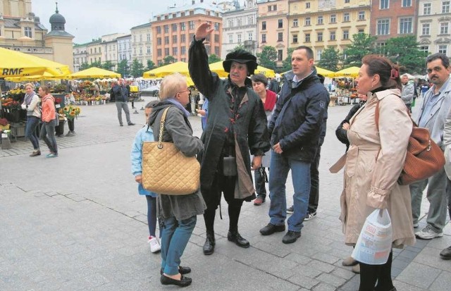 Kraków coraz częściej staje się miejscem tzw. turystyki kulturowej. Na zdjęciu: krakowski pisarz Mariusz Wollny prowadzi wycieczkę szlakiem swoich książek