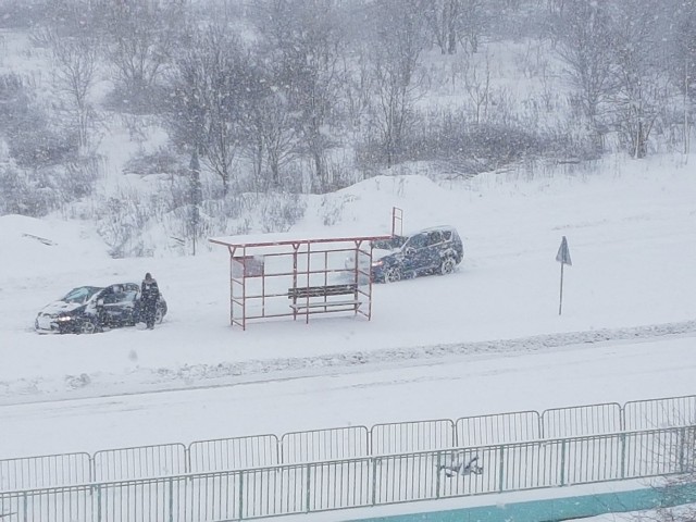 Śnieg nie przestaje padać od kilku godzin. Ulice i drogi stały się nieprzejezdne, a chodniki toną w kilkumetrowych zaspach. Samochody przysypane są grubą warstwą puchu. To wszystko uwiecznili internauci na zdjęciach.