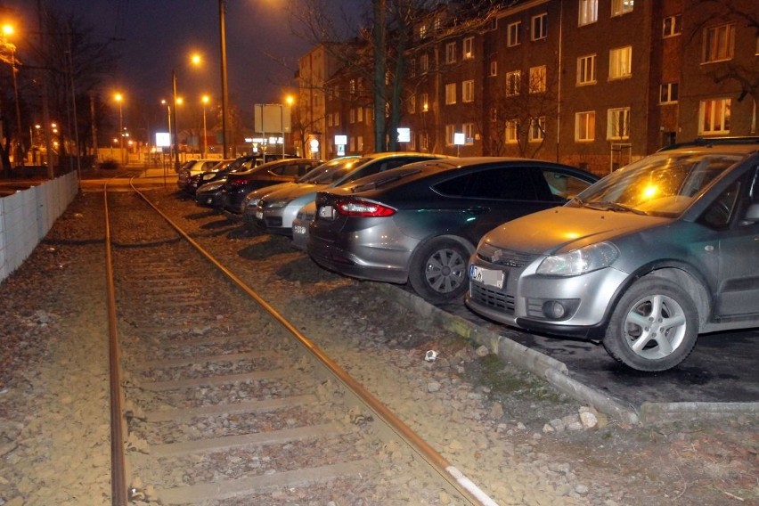  Zaparkowany przy torach ford zablokował przejazd tramwajów 