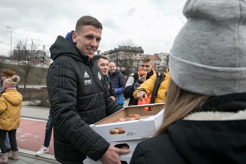 Wisła Kraków. Piłkarze „Białej Gwiazdy” rozdawali pączki [ZDJĘCIA]