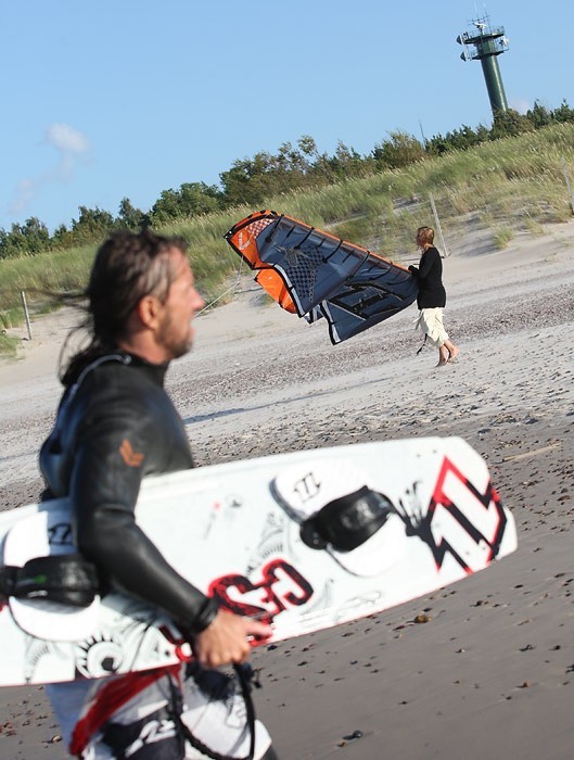 Kitesurfing na plazy zachodniej w Ustce. (Fot. Lukasz Capar)