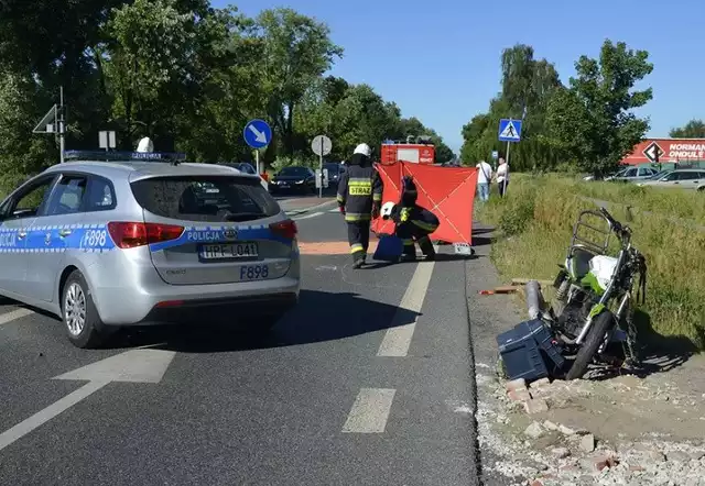 Do tragicznego wypadku doszło w środę o świcie na ul. wrocławskiej w Dobroniu na. Motocykl zderzył się z dostawczym lublinem. Zginął 46-letni motocyklista. Czytaj więcej na następnej stronie