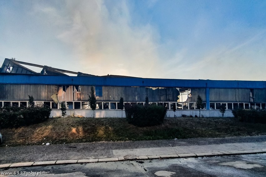 Pożar hali w Mikołowie. Spłonęła doszczętnie. Produkowane tu papierowe opakowanie paliły się jak podpałka do grilla ZDJĘCIA