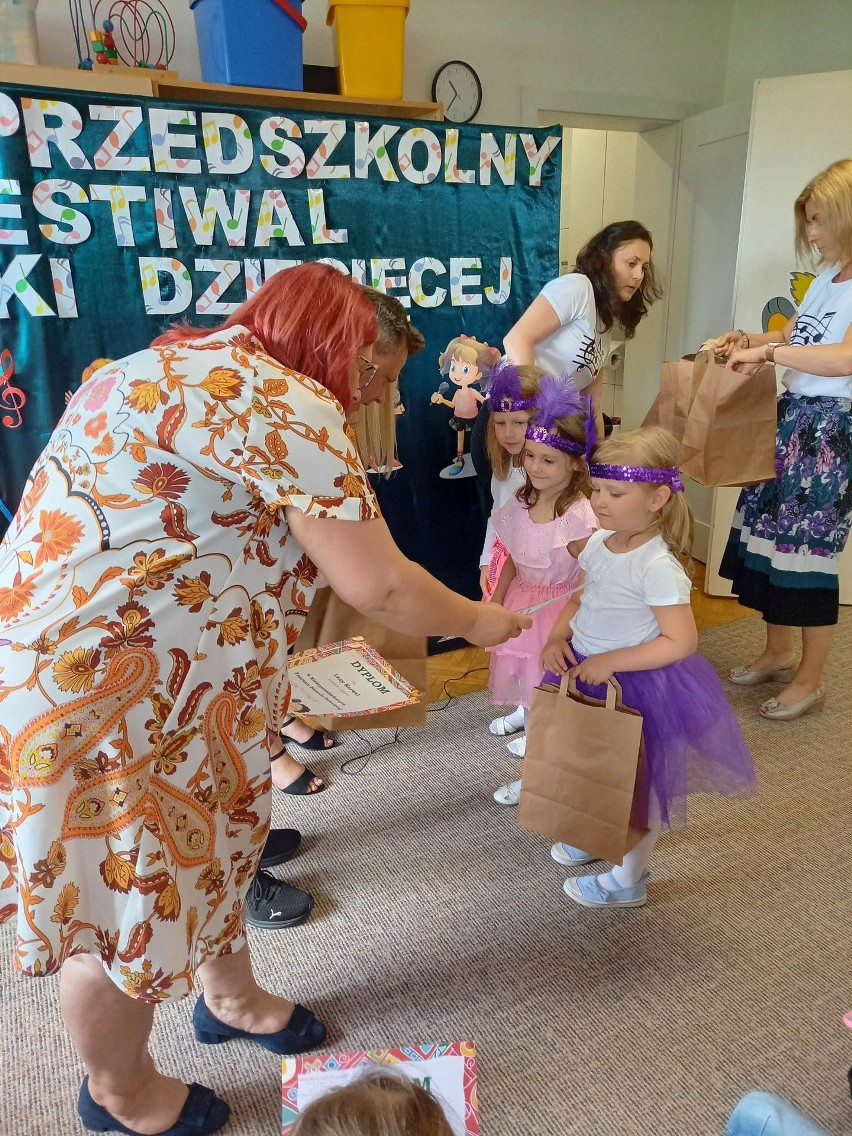 Międzyprzedszkolny Festiwal Piosenki Dziecięcej w Olszewie-Borkach z koncertem Jacka Gwiazdy