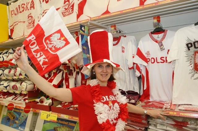 Monika Olszewska z hipermarketu Tesco Extra w Kielcach prezentuje najchętniej wybierane prze kibiców gadżety na Mistrzostwa Europy w Piłce Nożnej.