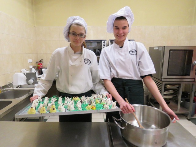 (Od lewej): Anna Hojka i Dagmara Cierniak, uczennice Zasadniczej Szkoły Zawodowej w klasie o kierunku kucharz